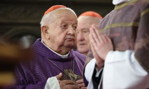 Sąd chce przesłuchać kard. Dziwisza. Chodzi o ofiarę pedofila. "Nie ma wiedzy"