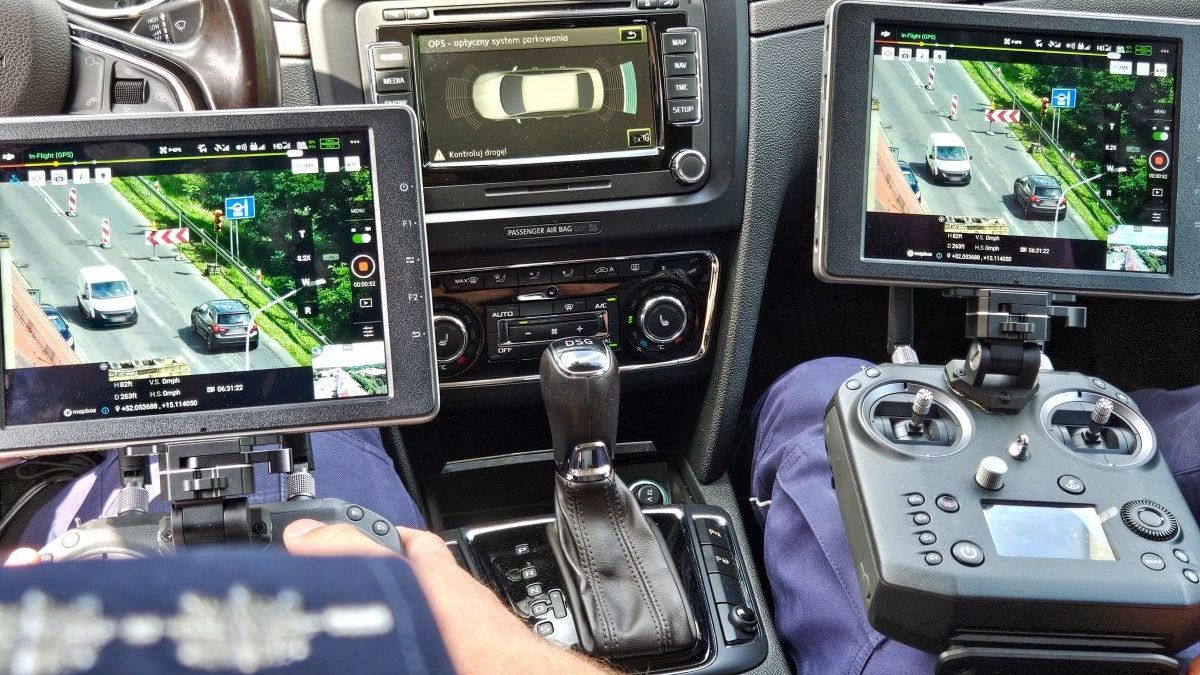 Kontrola ruchu wahadłowego z dwóch dronów