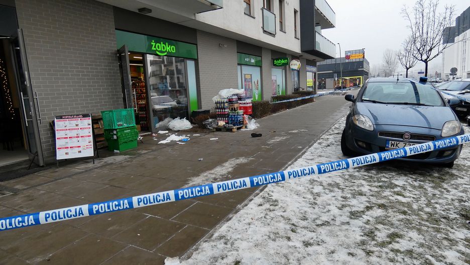 Warszawa. Obława na nożownika, który zaatakował pod sklepem 