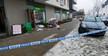 Warszawa. Obława na nożownika, który zaatakował pod sklepem