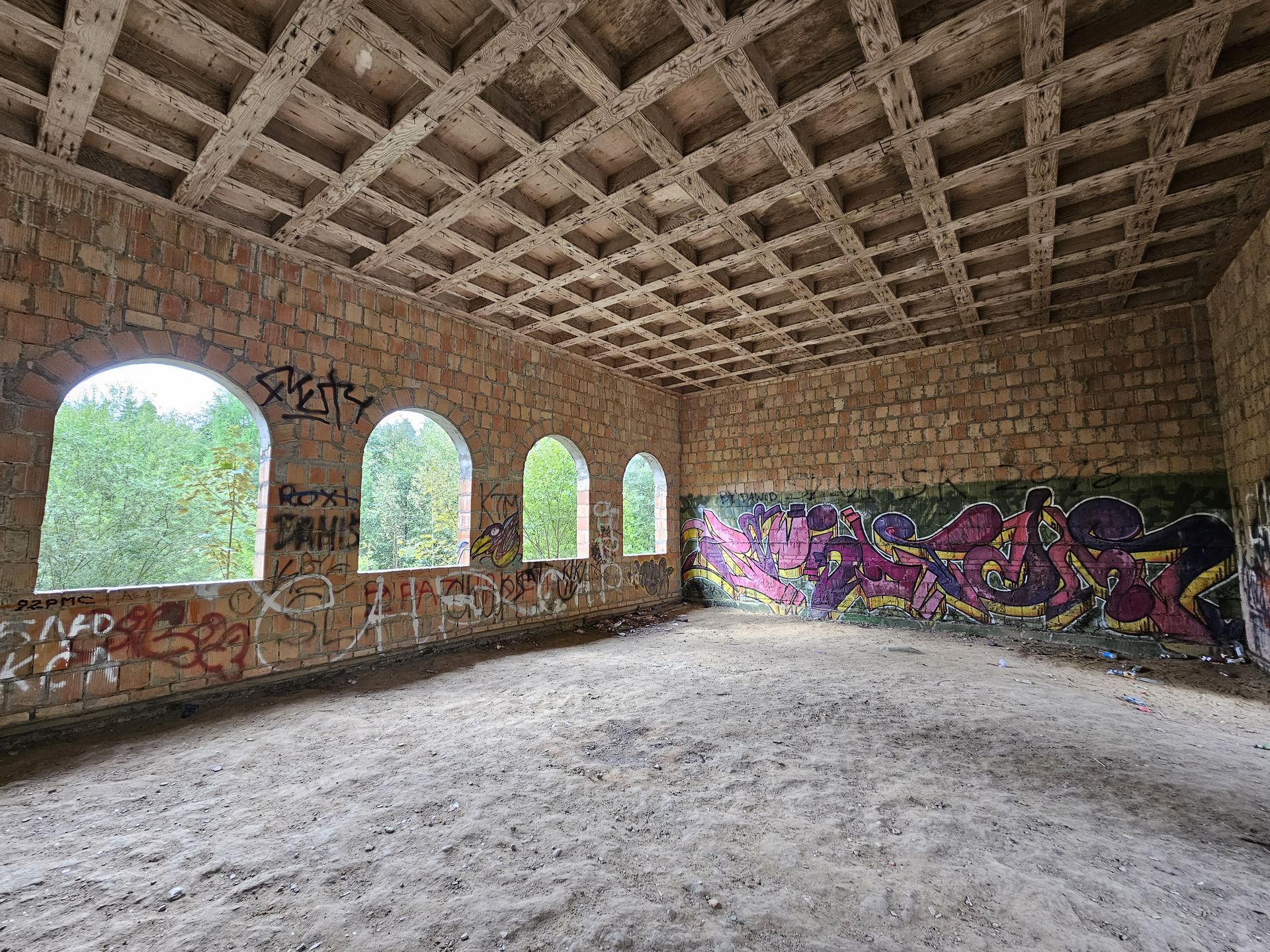 Wnętrza zamku w Łapalicach od wielu lat są miejscem, gdzie swoją sztukę prezentują twórcy graffiti