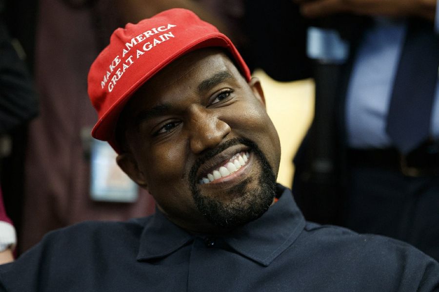 Kanye West w czapce MAGA