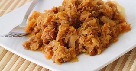 Taki bigos serwowano w barach w latach 80. Dwa składniki od razu rzucają się w oczy
