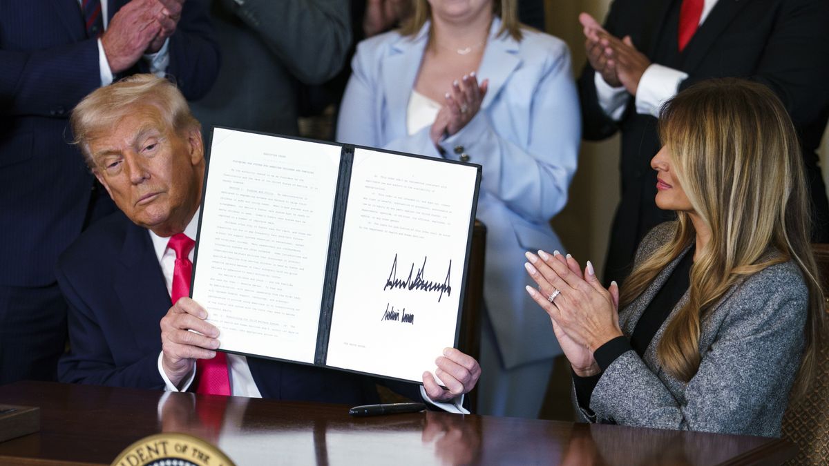 US President Donald Trump (L) signs the 'Fostering the Future' executive order championed by First Lady Melania Trump (R) in the East Room at the White House in Washington, DC, USA, 13 November 2025. EPA/WILL OLIVER Dostawca: PAP/EPA.