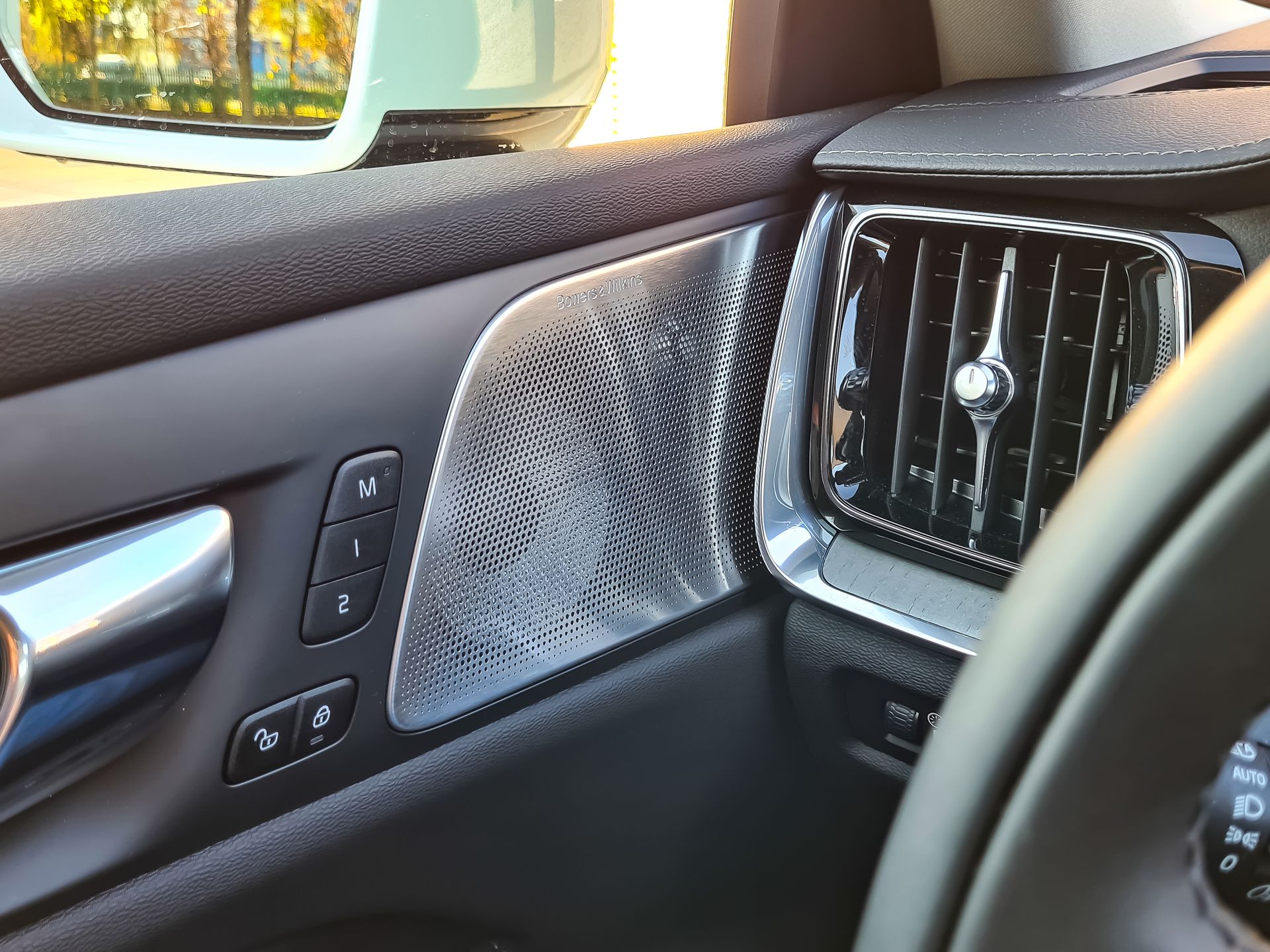 Volvo V60 Cross Country: System info-rozrywki, audio Bowers & Wilkins i systemy bezpieczeństwa 14