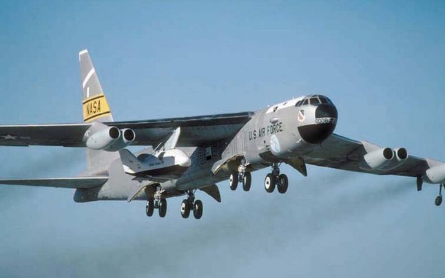 Eksperymentalny X-38 pod skrzydłem B-52