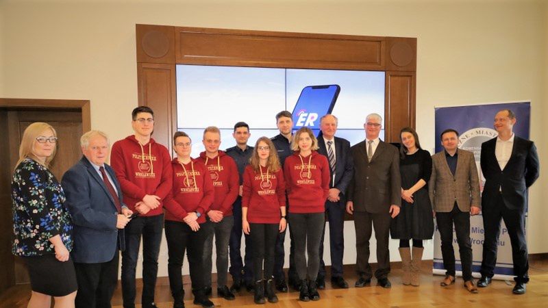 Wrocław. Powstała aplikacja dla obcokrajowców. EmergencyEdu może ściągnąć każdy