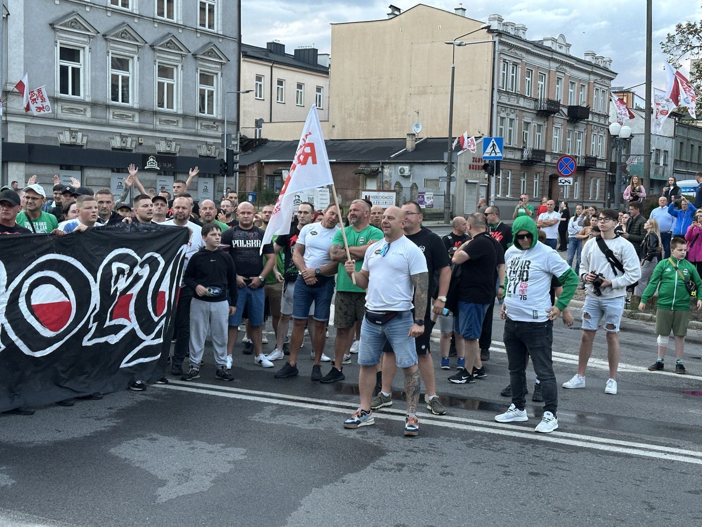 Pod pomnikiem manifestowało kilkuset kibiców Radomiaka Radom.