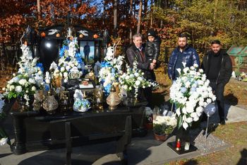 Stalowa Wola: Wystrojone grobowce Romów na cmentarzu. Toną w kwiatach