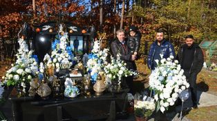 Stalowa Wola: Wystrojone grobowce Romów na cmentarzu. Toną w kwiatach