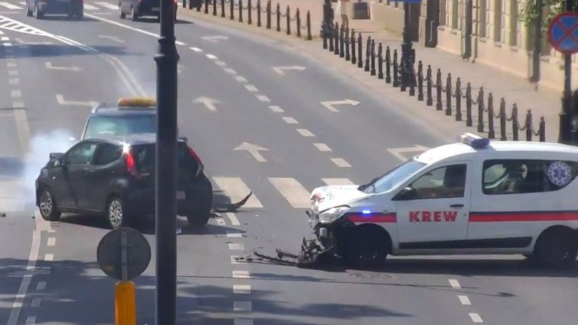Pojazd do przewozu krwi uderzył na skrzyżowaniu w toyotę, a ta zatrzymała się na volkswagenie