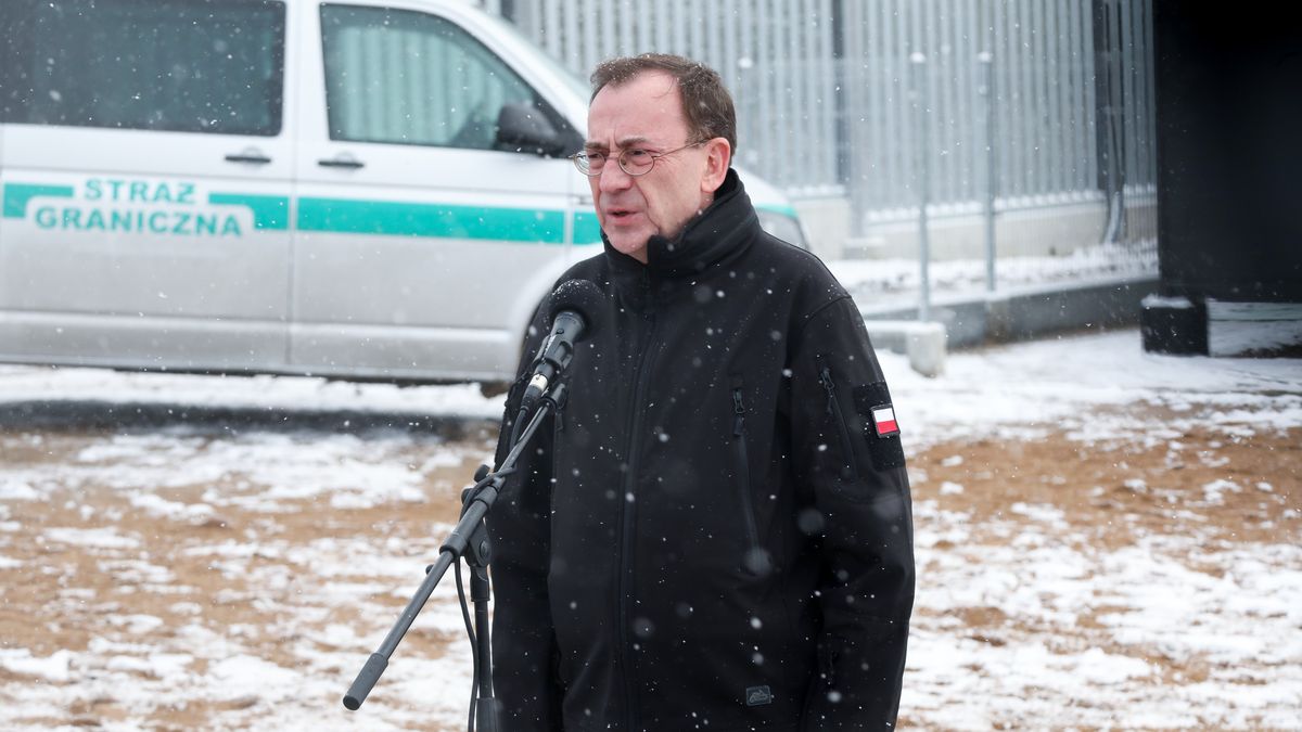 Nomiki, 18.11.2022. Minister spraw wewnętrznych i administracji Mariusz Kamiński podczas konferencji prasowej dot. zakończenia prac przy pierwszym odcinku bariery elektronicznej na granicy polsko-białoruskiej, 18 bm. w okolicach miejscowości Nomiki. (jm) PAP/Artur Reszko