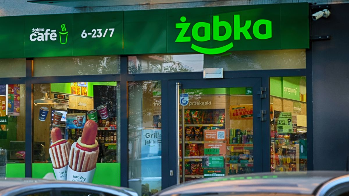 DAREK11żabka, baner, reklama, duży, sklep, sieciówka, wystawa sklepowa, market, polska, sprzedaż, inflacja, makaron, zakupy, koszyk, firma, finanse, biznes, dyskont, akcyjna, nocny, owoce, warzywa, europa, cena, spożywczy, zaopatrzenie, kasa, towary, papier toaletowy, praca, zatrudnienie, pracownik, kasjerka, na zakupy, niedziela handlowa, lidl, niemcy, euro