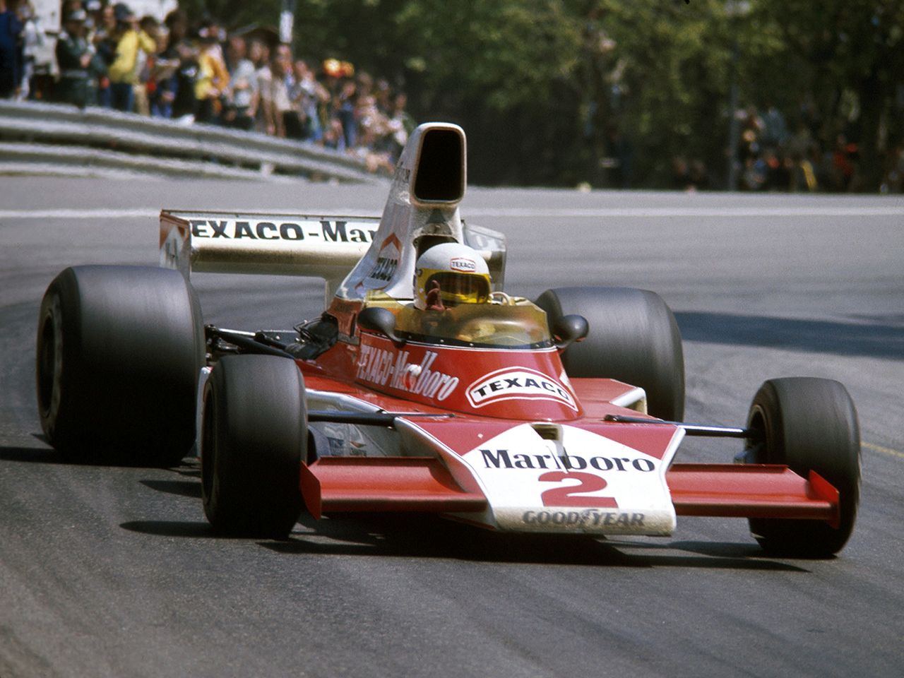 W złotym okresie lat 70 oprócz Ferrari wszystkie bolidy chcące walczyć o mistrzostwo świata były napędzane silnikiem Coswortha-DFV o mocy około 400-500 KM. Na zdjęciu McLaren M23.