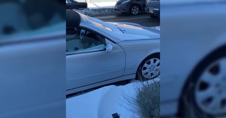 Zostawił auto z otwartymi szybami. Nagranie kierowcy po śnieżycy w USA