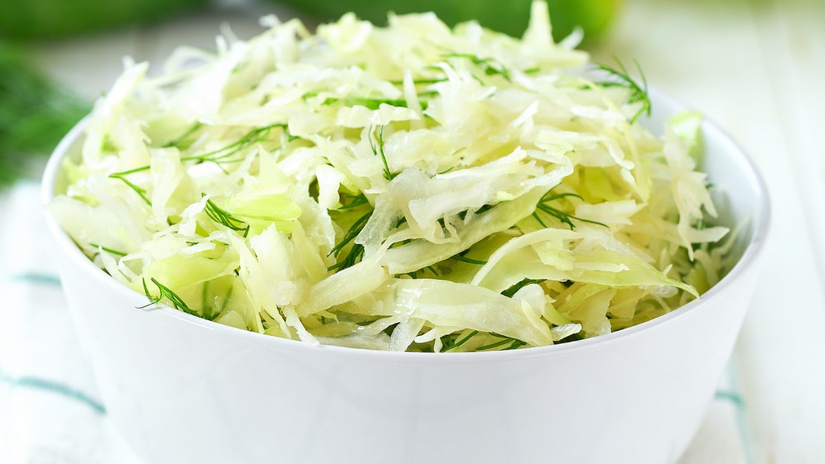 Pyszna surówka z młodej kapusty