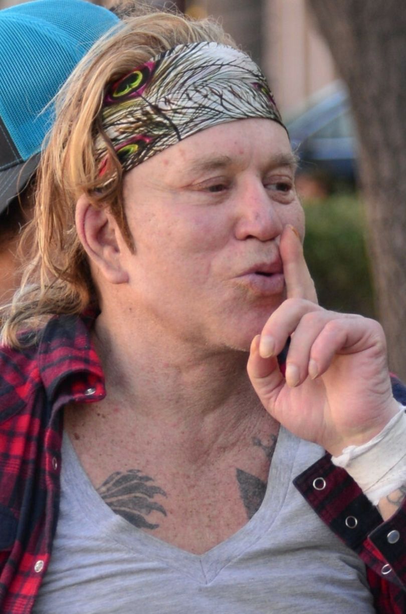 Mickey Rourke w "rockowej" stylizacji maszeruje na lunch w Beverly Hills