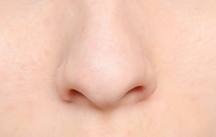 Ciało obce w nosie zawsze trzeba usunąć, ponieważ mogą pojawić się komplikacje np. krwawienia, zapalenie zatok.