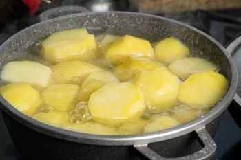 Dodaj to do gotujących się ziemniaków. Woda nie wykipi