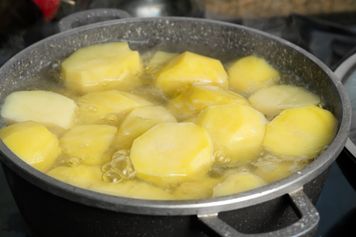 Dodaj to do gotujących się ziemniaków. Woda nie wykipi