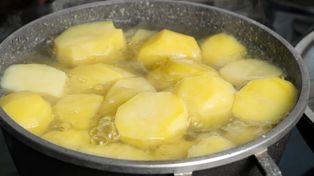 Dodaj to do gotujących się ziemniaków. Woda nie wykipi