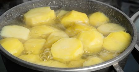 Dodaj to do gotujących się ziemniaków. Woda nie wykipi