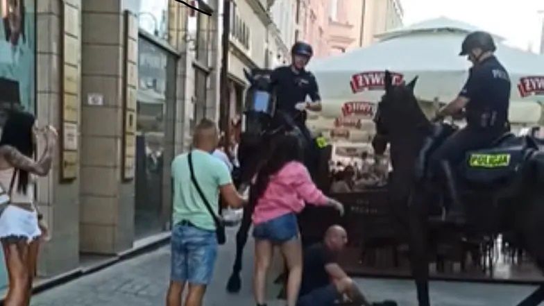 Funkcjonariusze katowickiej policji ruszyli konno za mężczyzną, którego zachowanie zwróciło ich uwagę (YouTube)