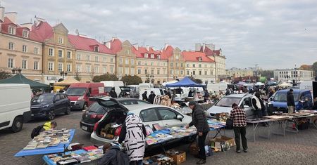 Porcelana, monety i zabytkowe meble. U podnóży Zamku trwa Lubelska Giełda Staroci