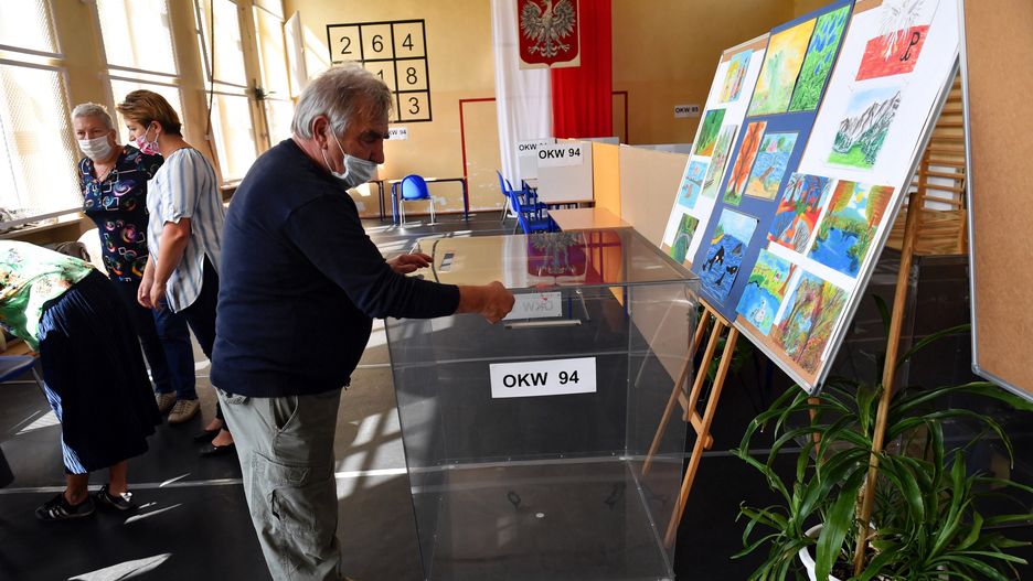 Wybory prezydenckie 2020. Przygotowywanie lokalu wyborczego do głosowania w wyborach prezydenckich w Szczecinie. 