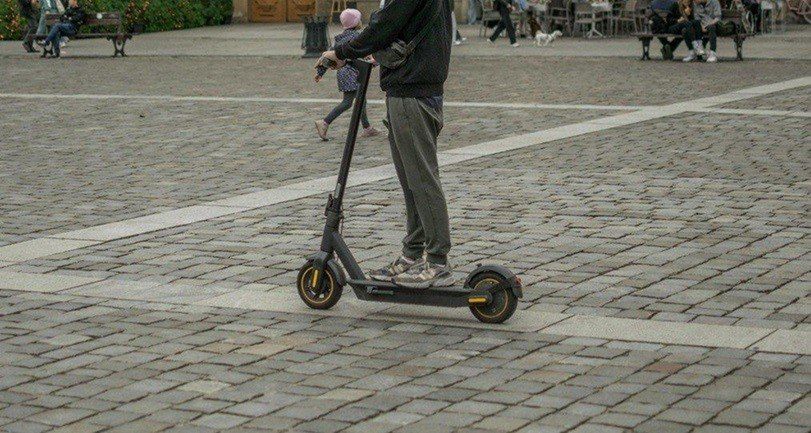 Toruń: Dwóch nastolatków jechało hulajnogą. Obaj byli pijani