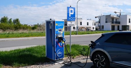 Lidl wprowadza zmiany na sklepowych parkingach. Ucieszą się z niej posiadacze elektryków