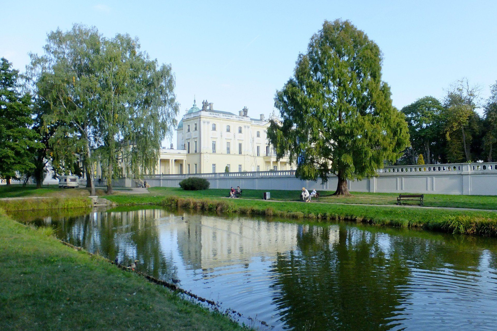 Podpowiadam 5 najpiękniejszych parków przypałacowych w całej Polsce. Spacerując po tych pięknych zakątkach, możesz połączyć zwiedzanie i poznawanie dawnych dziejów z relaksem na łonie natury.