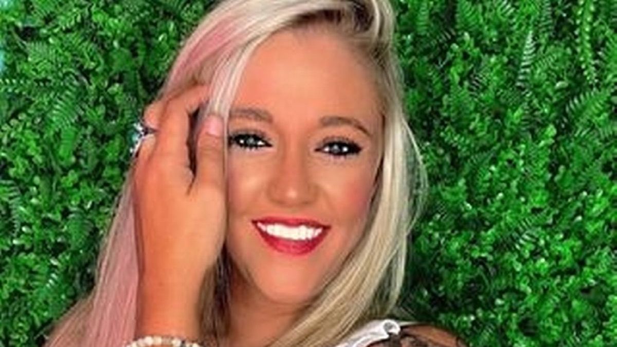 Kylie Strickland stanęła przed dwoma nastolatkami, a następnie zdjęła górną część bikini 