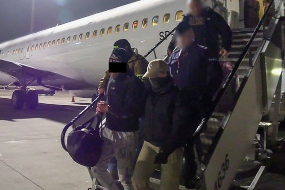 Zatrzymanie "Smoka" i Eweliny J. – poszukiwani przestępcy sprowadzeni do Polski