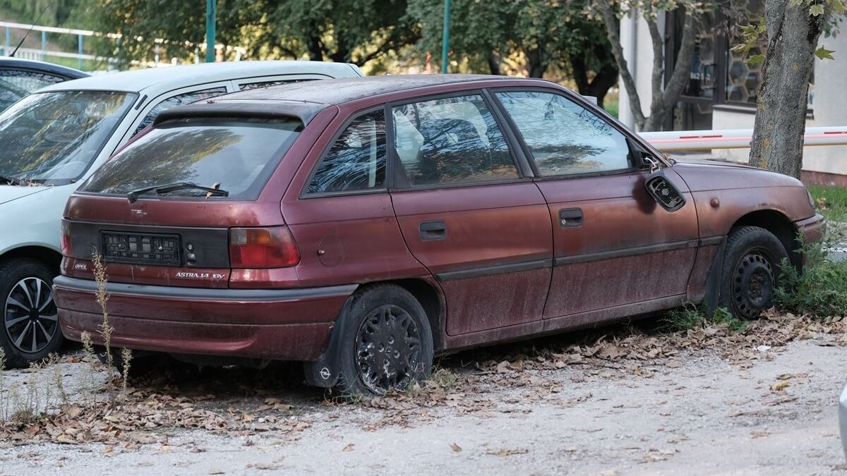 Wrak samochodu zajmujący miejsce parkingowe