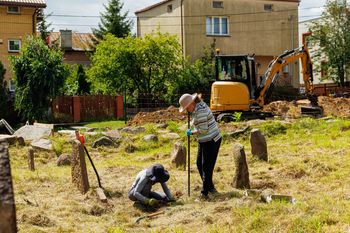 Białystok: Na Wschodnią wrócili wolontariusze z USA. Porządkują białostocki cmentarz
