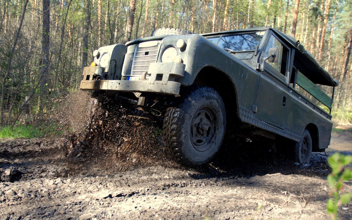 Land Rover Defender (fot. aktywnyjanow.pl)
