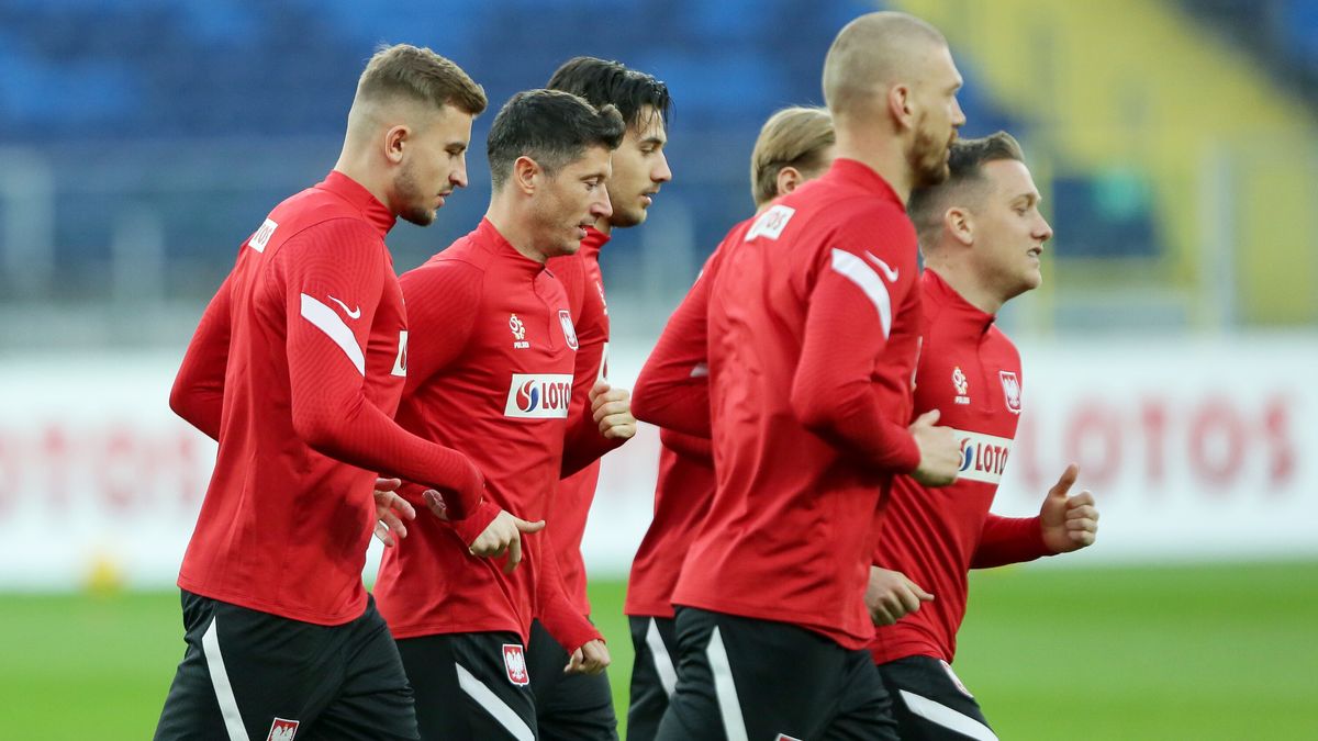  Chorzów, 22.03.2022. Piłkarze reprezentacji Polski Michał Helik (L) i Robert Lewandowski (L) podczas treningu kadry w Chorzowie, 22 bm. Polacy przygotowują się do towarzyskiego meczu ze Szkocją i barażowego do mistrzostw świata. (gj) PAP/Zbigniew Meissner