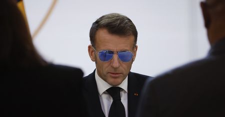 Kuriozalna scena z Macronem. Zwrócił się z prośbą ws. okularów