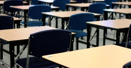 Matura 2025. Fizyka rozszerzona - jak wygląda egzamin? Co można mieć ze sobą, przecieki, co było i co może być