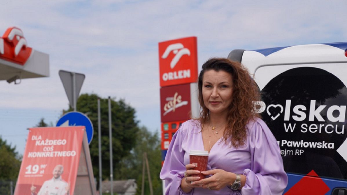 Monika Pawłowska pozuje na stacji.