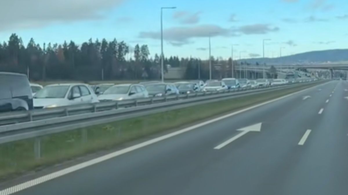 Sznur aut na trasie prowadzącej do Zakopanego.