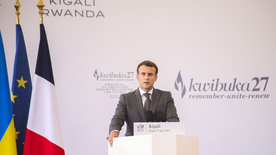 epa09231176 French President Emmanuel Macron speaks after laying a wreath on a mass grave containing the remains of the 1994 Rwandan genocide victims, at the Kigali Genocide Memorial Center at Gisozi, in Kigali, Rwanda, 27 May 2021. Macron is on an official visit to Rwanda before heading to South Africa. He visited the memorial for the victims of the genocide.  EPA/EUGENE UWIMANA Dostawca: PAP/EPA.