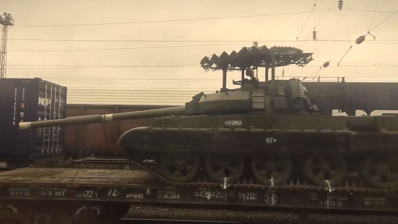 Rosyjski transport czołgów T-62M na front.
