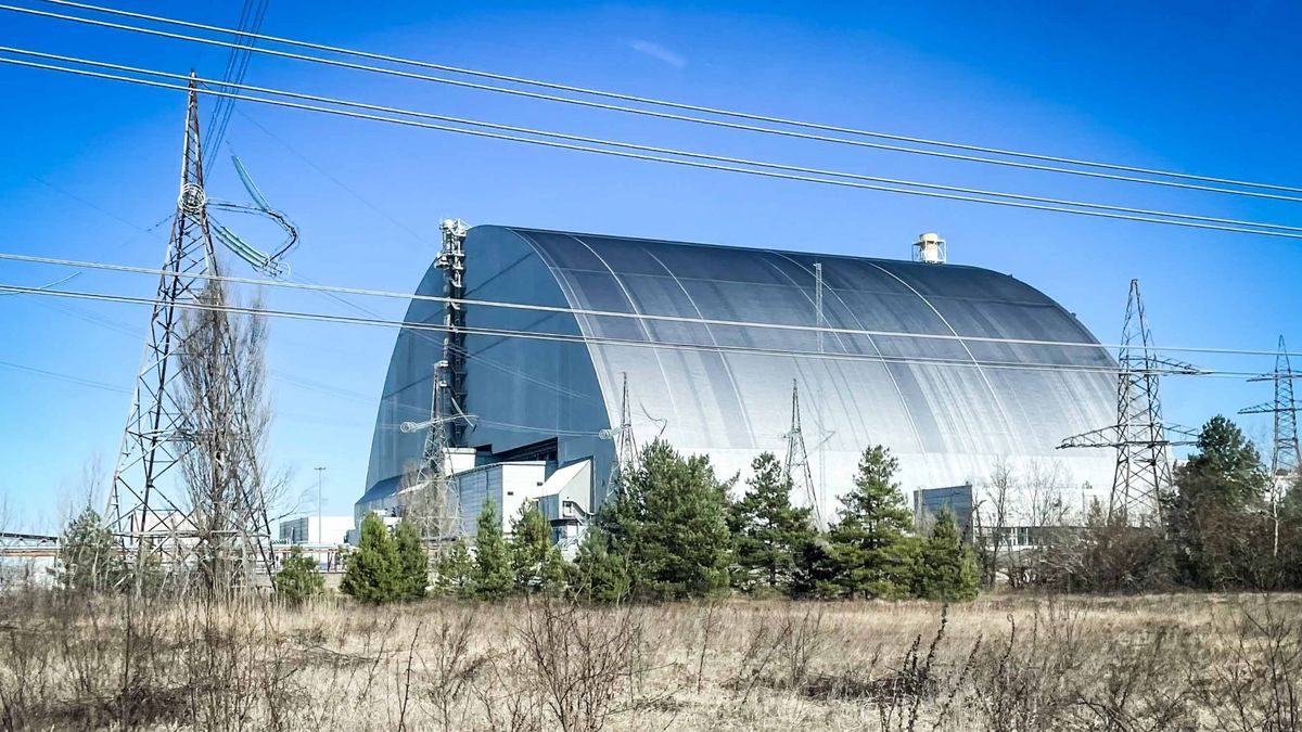 Uszkodzona po ataku drona arka nad sarkofagiem w Czarnobylu