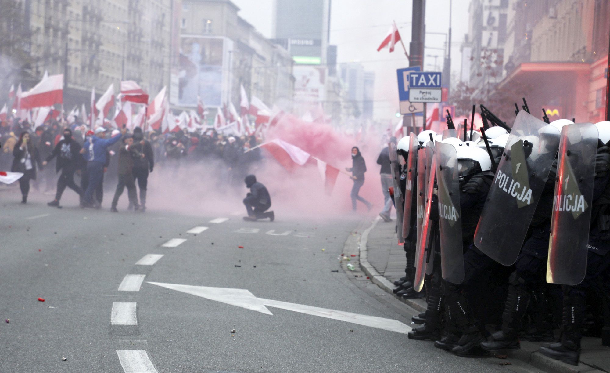 Chuligani dewastują Warszawę z okazji Święta Niepodległości
