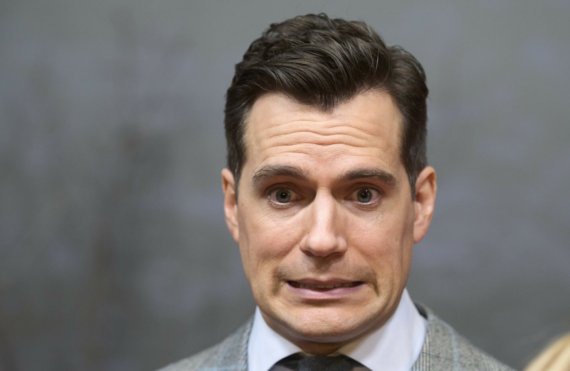 Elegancki Henry Cavill jest gotów unicestwiać potwory w Królestwie Północy swoim ZABÓJCZYM uśmiechem