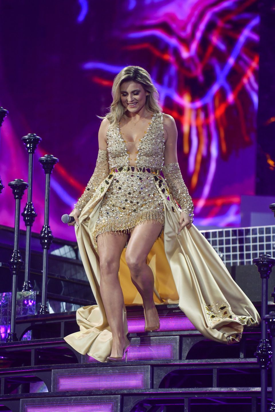 Kajra w złotej sylwestrowej kreacji