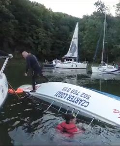 30 osób w wodzie. Szkwał na jeziorze. Przewrócone żaglówki i jachty