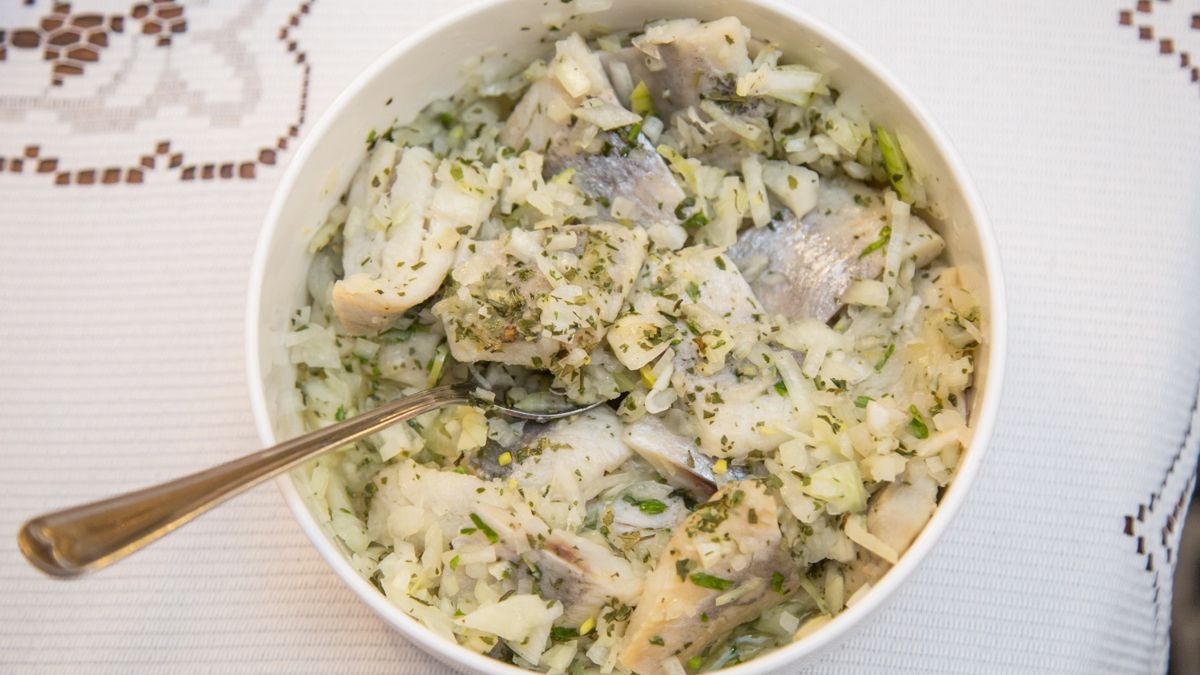 Część składników na rosopitę, tradycyjną zupę śledziową